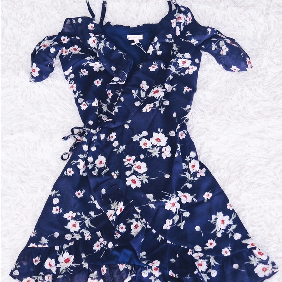 Last 1 ⭐️ Floral Wrap Dress - Picture 2 of 3